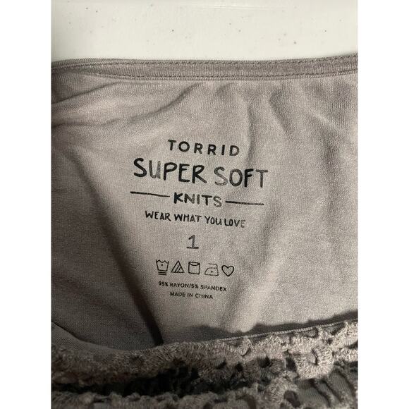 Torrid Super Soft Grey Crochet Sharkbite Hem Top Size 1X - Picture 4 of 6